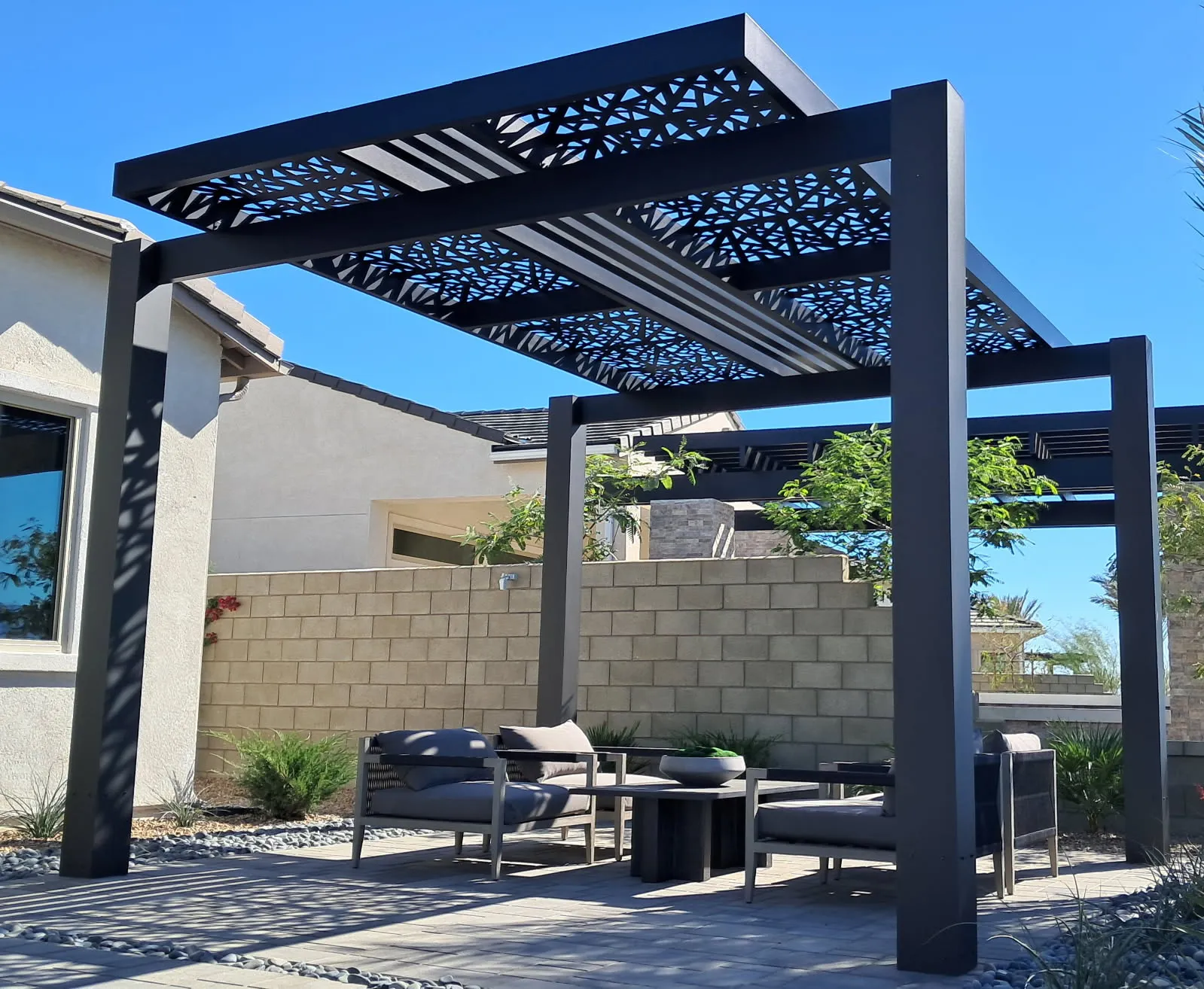 A 4K aluminum pergola
