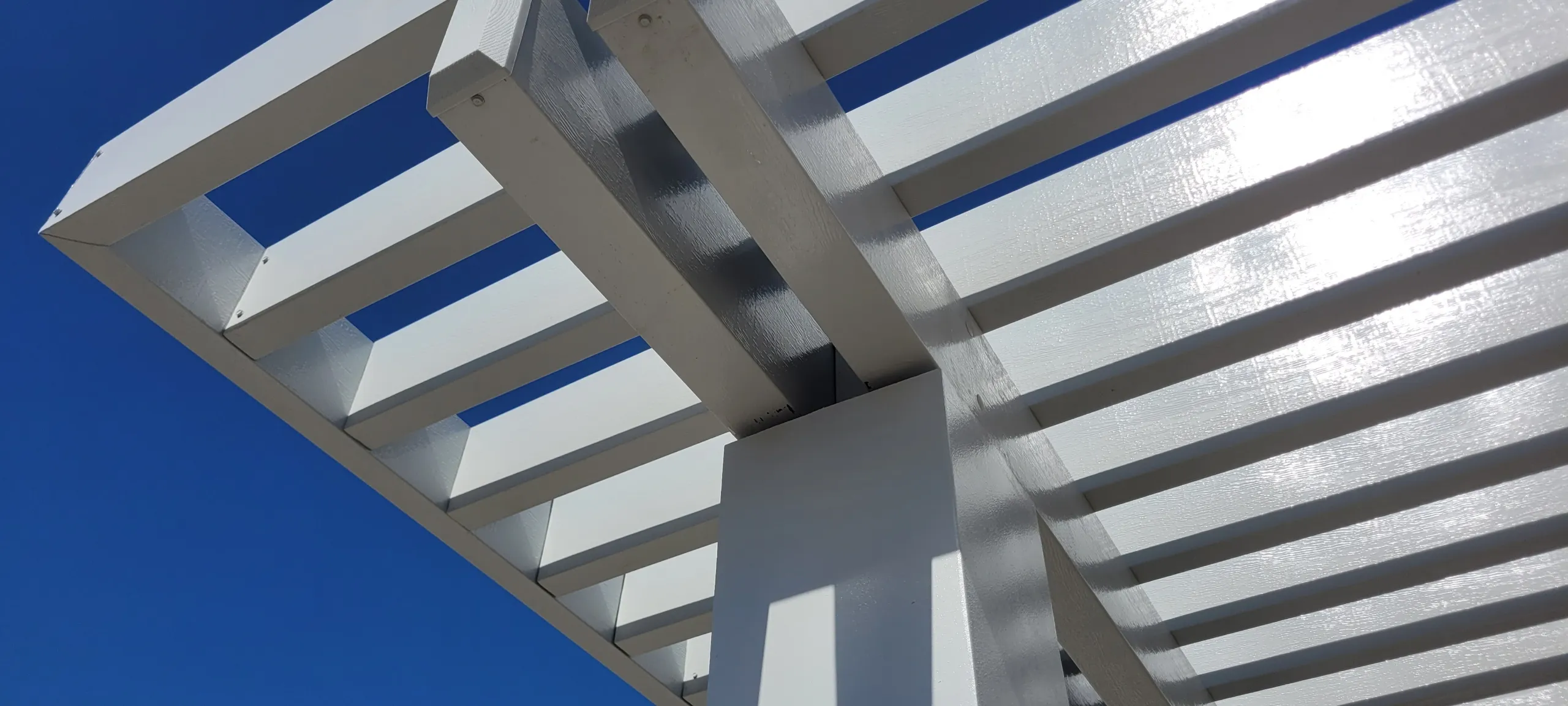 Closeup of Duralum's Weatherwood aluminum pergola